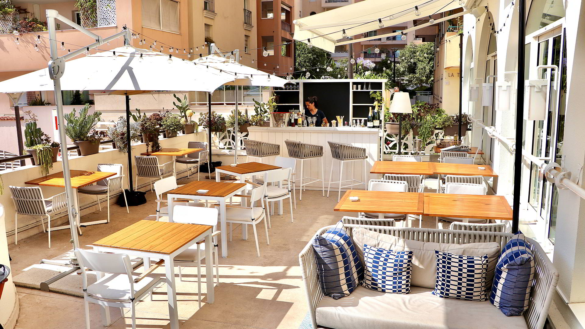 Columbus-Monte-Carlo-Summer-terrace -bar - overview