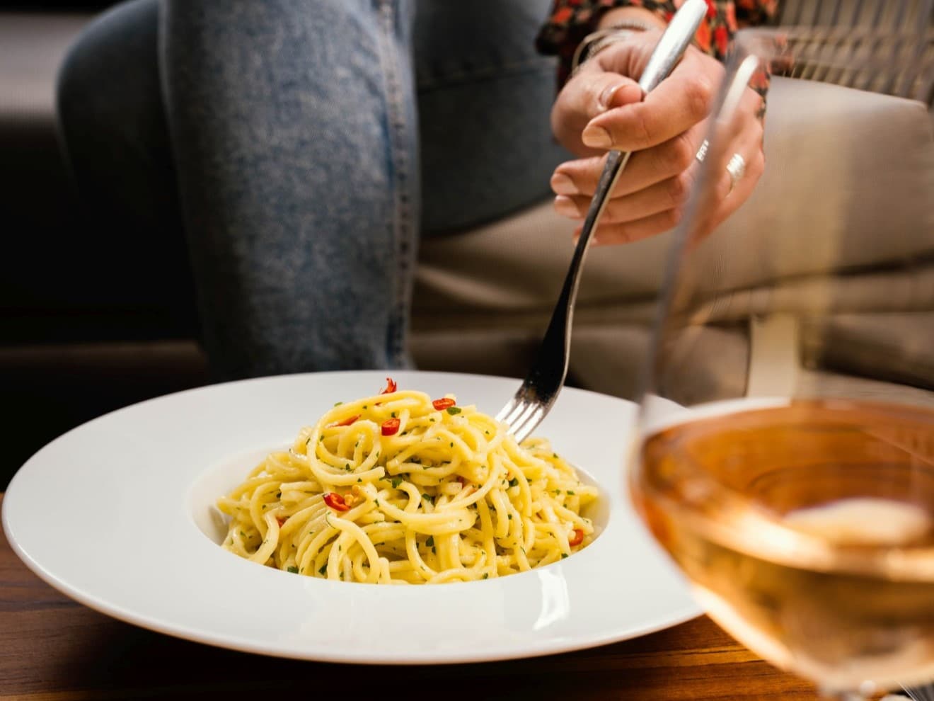 Spaghetti-aglio-olio-e-peperoncino-Tavolo